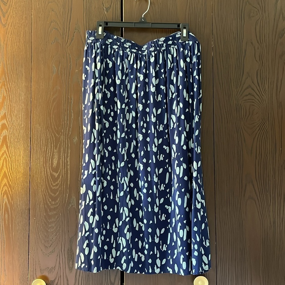 Nine West navy blue, midi skirt with light blue blotches. Size Large. - Picture 3 of 7